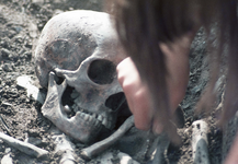 830290 Afbeelding van een schedel tussen de blootgelegde restanten van het vroegere Kasteel Vredenburg op het ...